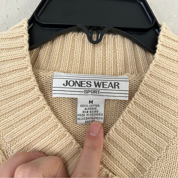 Jones Wear Sport Cream Yellow V-Neck Floral Embroidered Vintage Sweater Medium - Picture 2 of 6